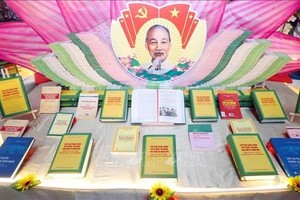 苏林总书记关于革命公安的书籍出版发行。（图：越通社）