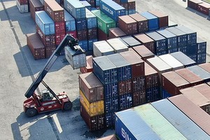 本市桔莱港口正在装卸出口商品。