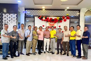 护国观音庙理事与各界热心人士合照。