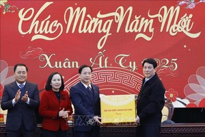 国家主席梁强向谅山省省委赠送礼物。（图：越通社）