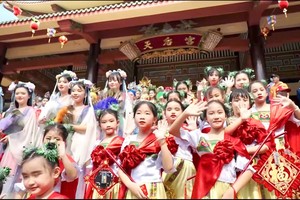 参与巡游的队伍五彩斑斓。