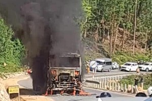 安溪岭集装箱牵引车失火
