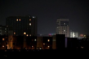 这是2月4日晚从泰国达府湄索拍摄的泰国与缅甸边境地区。（图：新华社）