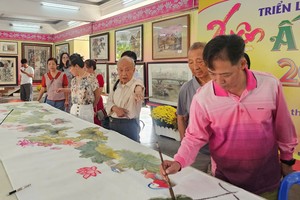 华人画家合绘50朵莲花喜庆南方解放50周年。