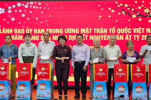 越南祖国阵线中央委员会关爱贫户