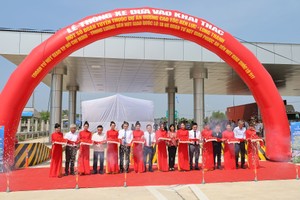 滨沥－隆城高速公路若干路段通车剪彩仪式。