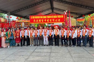 义安会馆理事会巡游前合照。