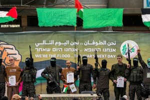 2025年2月8日，哈马斯武装分子在加沙中部的代尔巴拉赫 (Deir al-Balah)释放了三名以色列人质，把他们交给了红十字会。（图：AP）