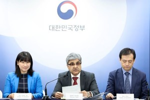 图为 2024年11月20日，在中央政府首尔办公楼，IMF驻韩国代表团团长拉胡尔·阿南德（Rahul Anand，居中）发布IMF与韩国的年度磋商结果。（图：韩联社）