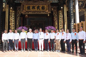 市委常务委员、守德市委书记阮友协（左六）与潮州义安理事会成员合照。