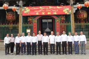 市、郡领导与穗城会馆理事会合照留念。