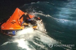2月9日凌晨1时41分许，一艘139吨级大型拖网渔船在全罗南道丽水市附近海域翻沉。图为海警在事故海域发现乘救生筏逃生的船员。（图：韩联社）