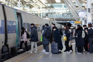 调查显示，韩国约七成上班族表示今年有跳槽的想法。图为1月25日，在韩国首尔火车站，乘客准备乘火车出行。（图：新华社）