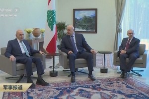 2月8日，在黎巴嫩贝鲁特，黎巴嫩总统约瑟夫·奥恩（中）、总理纳瓦夫·萨拉姆（右）和议长纳比·贝里（左）在新政府组建后会面。（图：CCTV 视频截图）