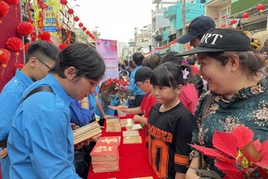 元宵节民间游戏吸引众多市民参加。