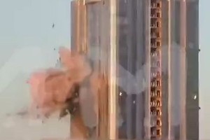 无人机撞上大楼瞬间。（视频截图）