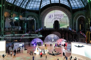 2月10日，人们在法国巴黎参加人工智能行动峰会。（图：新华社/AFP）