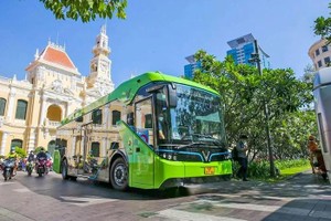 本市应优先发展公共交通，如电动巴士、地铁和洁净能源的交通工具。（示意图：明海）