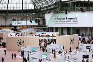 这是2月10日在法国巴黎大皇宫拍摄的人工智能行动峰会现场。（图：新华社）