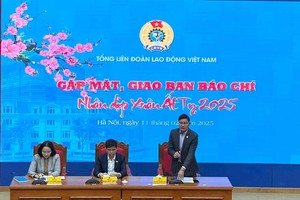 越南劳动总联团宣教处-女工副主任阮孟坚（站）在新闻发布会上发言。（图：秋姮）