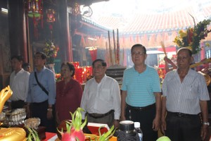 二府会馆诸位理事祝贺本头公宝诞。