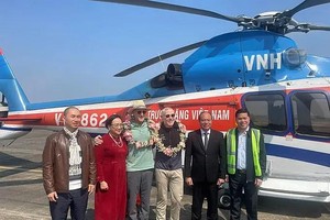 广宁省旅游厅领导亲往云屯国际航空港迎接两位富翁并赠送花环表示欢迎。（图：越通社）