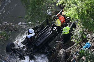 客车坠桥事故现场。（图：AP）