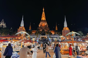 西双版纳夜市一隅。（图：互联网）