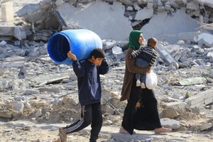 加沙达成停火协议后，流离失所的巴勒斯坦人正在返回家园。（图：世卫组织）