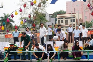 坚江省在东湖潭放养逾 200 万只虾蟹