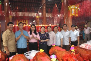 丰富会馆理事会代表与第八郡代表团合照留念。