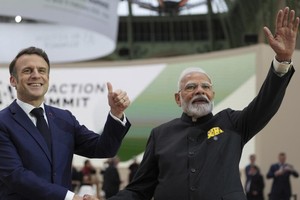 法国总统马克龙和印度总理纳伦德拉·莫迪在巴黎人工智能峰会最后一天合影。（图：AP）