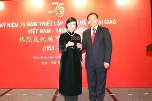 越南驻中国香港总领事黎德幸和中国外交部驻香港特别行政区特派员公署特派员崔建春。（图：越通社）