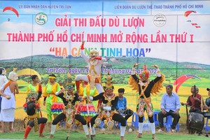 逾30名国内外飞行员参加滑翔伞比赛