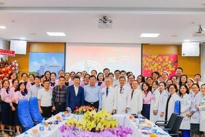 卫生部副部长杜春宣祝贺慈裕医院医生队伍。