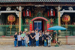 文郎大学师生在穗城会馆合照留念。（陈镇南摄）