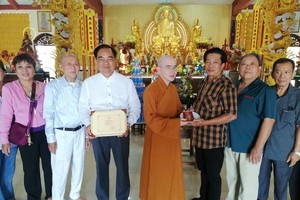 苏氏宗祠理事长苏文光(右三)向住持释德成法师捐赠经费。