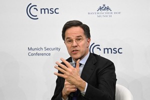 北约秘书长马克‧吕特在德国慕尼黑举行的第61届慕尼黑安全会议小组讨论会中讲话。(图：AFP)