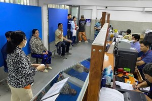 市民进步交通中级学校等待办理驾照换发手续。（图：秋蓉）