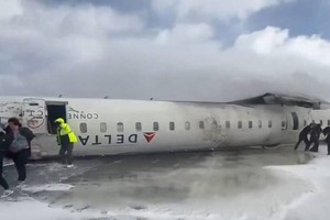 涉事飞机机腹朝上。（图：视频截图）