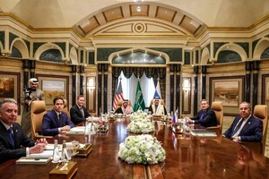 美国务卿鲁比奥(左二)与俄外长拉夫罗夫进行会谈。（图：AFP）