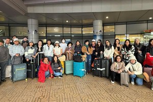 华人画家参加创作营活动