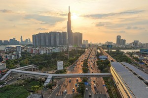 人行天桥连接地铁1号线高架车站（滨城-仙泉）方便旅客出行。（图：青松）