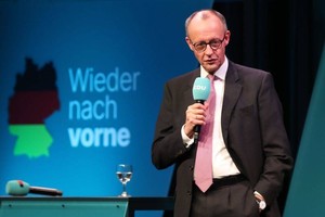 2月18日，德国联盟党总理候选人默茨在竞选集会上讲话。（图：互联网）