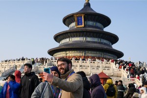 春节期间，许多来华外籍人士邂逅春节，感受别样中国行。 （图：新华社）