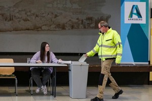 2月23日，在德国北莱茵－威斯特法伦州阿恩斯贝格，选民在一处投票站投票。（图：新华社）