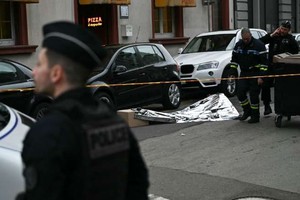 警方在案发现场调查。（图：AFP）