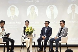 参加“2025年职业定位与发展”座谈会的演讲者。（图：越通社）