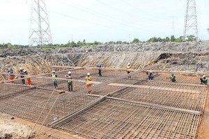 施工单位紧锣密鼓分秒必争尽快完成项目。