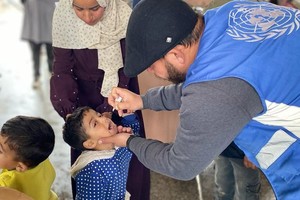 近东救济工程处及其合作伙伴在加沙中部的代尔巴拉赫开展大规模脊髓灰质炎疫苗接种运动。（图：联合国）